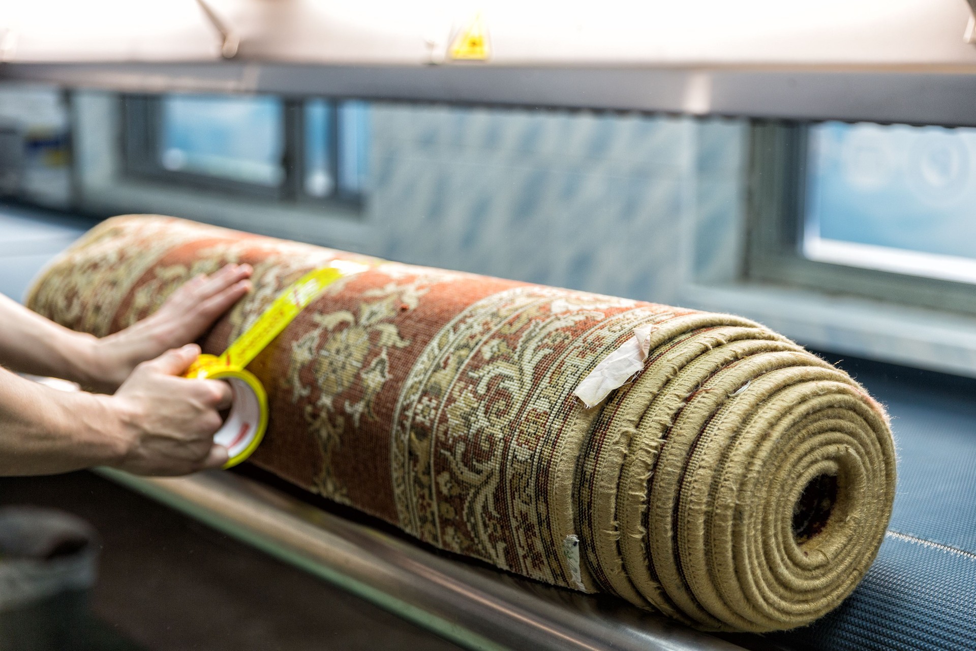 Automatic washing and cleaning of carpets. Industrial line for washing carpets